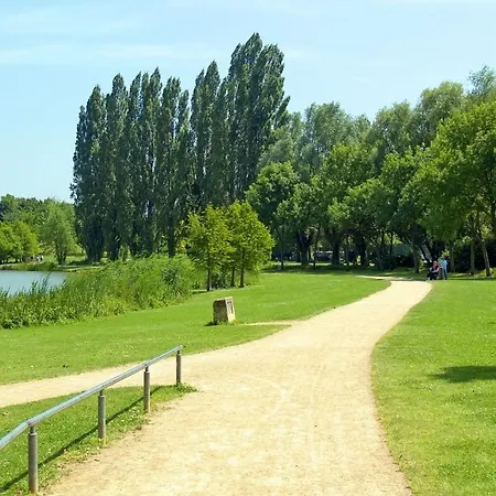 / Calme Pres De L'etang St Pierre. Apartment *