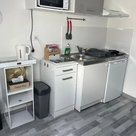 / Calme Pres De L'etang St Pierre. *